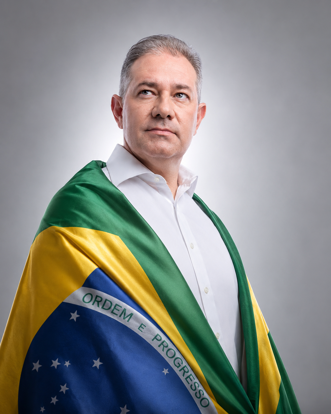 Marcelo Bolsonaro com a bandeira do Brasil
